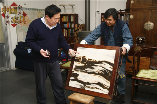 7張德祥先生向本刊執(zhí)行總編高郡強(qiáng)先生講解家具