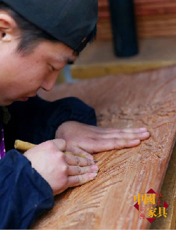 3工作之余，雕刻師傅們非常注重自我提高雕刻技藝