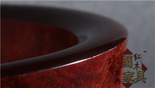 3、器口如唇，且外口向里口徐徐緩降，形成一抹溫潤的曲線，側(cè)光而視，宛若美人朱唇，似啟似合，楚楚動(dòng)人，嫵媚多情。 (2)