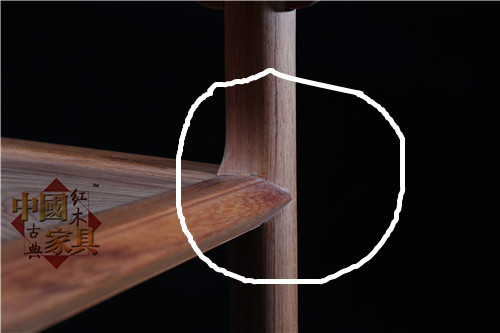 16、在腿部與屜板相交處，腿子被處理成外圓內(nèi)方_副本_副本