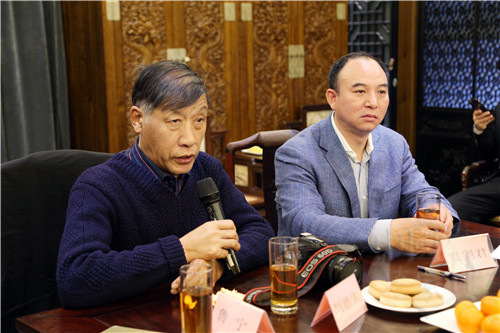 02-1胡德生作為《中國(guó)宮廷家具》專著編委會(huì)主任對(duì)該書作出學(xué)術(shù)指導(dǎo)