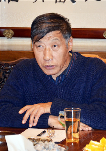 03-1《中國(guó)宮廷家具》編委會(huì)主任、北京故宮博物院研究員胡德生主持會(huì)議_副本