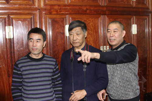 03胡德生、田燕波和謝勇一起討論家具的制作