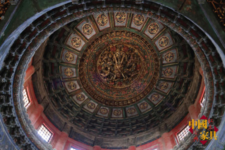 2藻井：太和殿頂部正中懸立的金絲楠木蟠龍?jiān)寰?，龍身盤曲環(huán)繞，龍頭呼之欲出