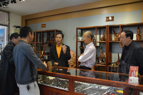 01區(qū)政協(xié)領導一行參觀新會古典家具城