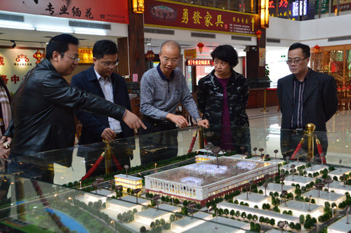 02區(qū)委領導一行參觀新會古典家具城