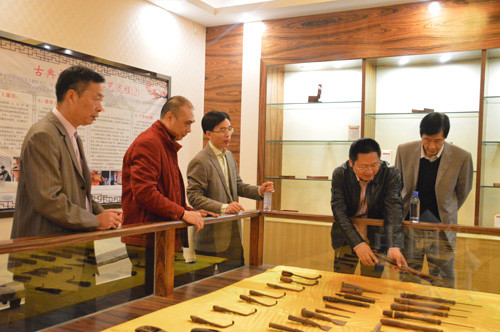 03區(qū)旅游局、旅游行業(yè)協(xié)會領導一行參觀新會古典家具城