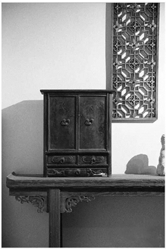 圖11_清代民間使用的矮型小柜，既可置于案上，也可放于炕榻之上（圖片來自網(wǎng)絡(luò)） (1)_副本