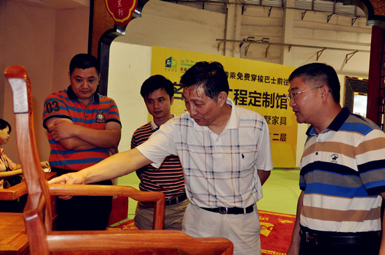 2、消費者紛紛來到中山緬花之家訂制家具