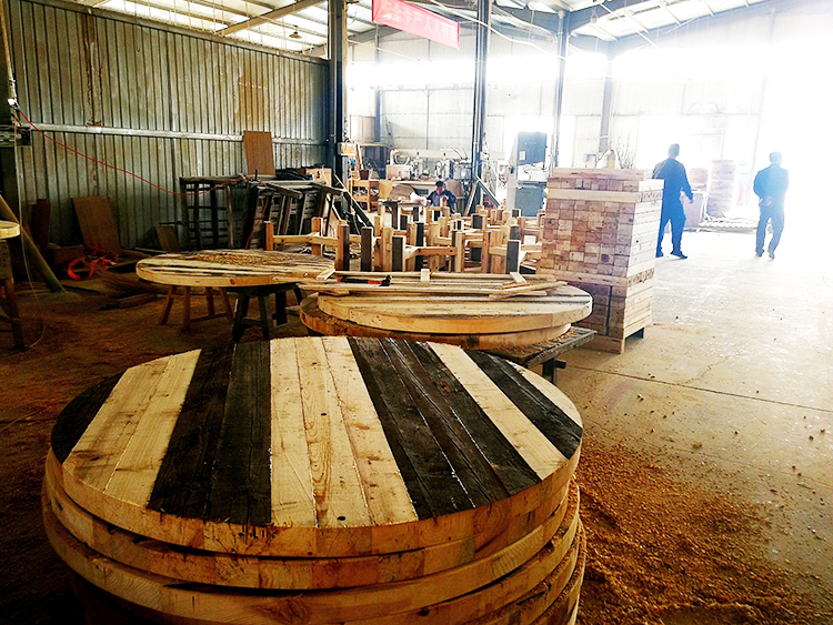 用老門板料改制家具的工廠