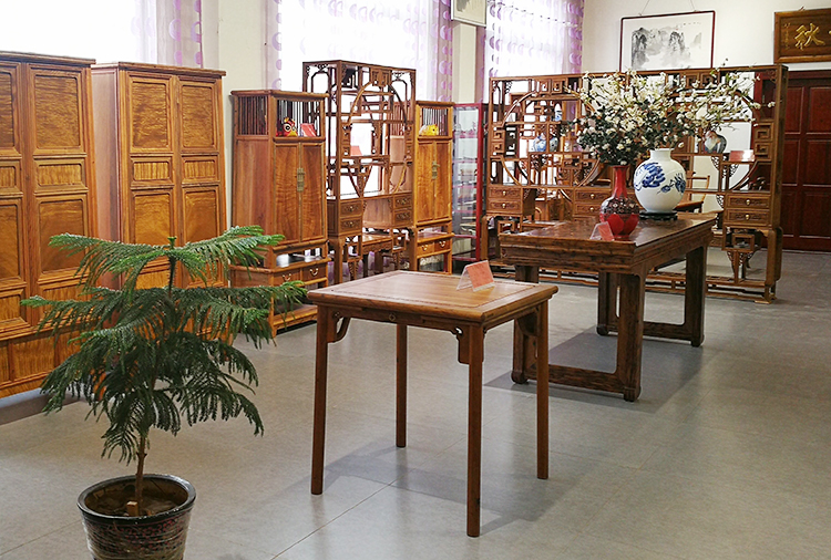 村里也有紅木家具廠