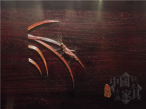 2三五條草葉，一只蝗蟲